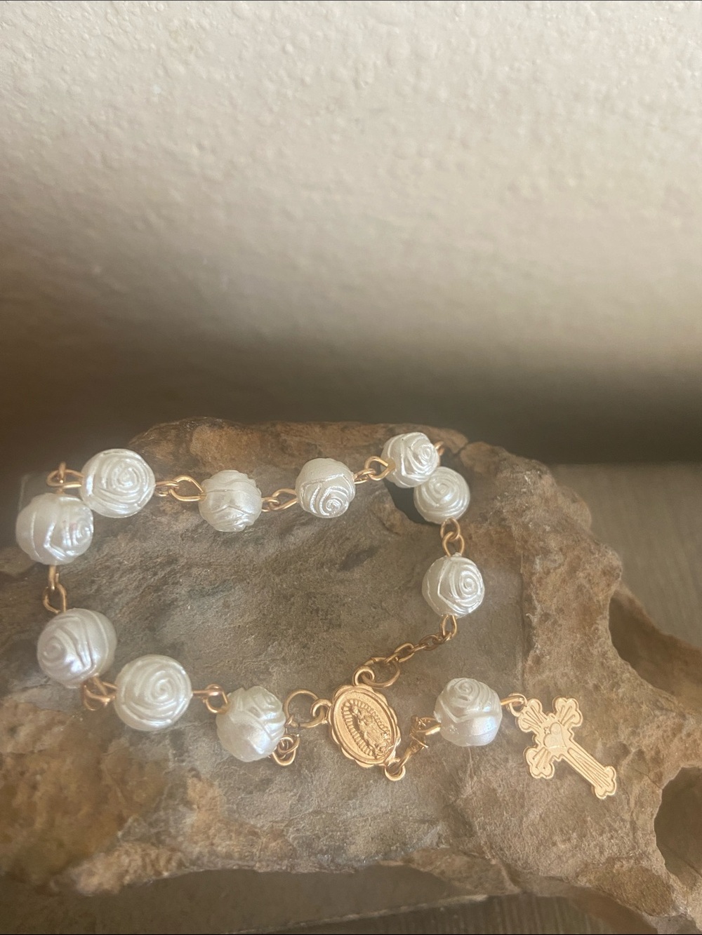 5/$10❤️❤️❤️NEW Gold-Tone Ivory White Acrylic Rose Bead Hand Rosary